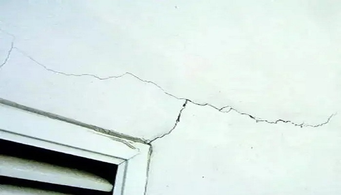 裂縫發(fā)展對(duì)結(jié)構(gòu)安全影響，幾種不同風(fēng)格的標(biāo)題供你參考，你可以根據(jù)具體使用場(chǎng)景進(jìn)行選擇，，學(xué)術(shù)嚴(yán)謹(jǐn)風(fēng)，裂縫發(fā)展態(tài)勢(shì)及其對(duì)結(jié)構(gòu)安全的影響探究，突出警示風(fēng)，警惕！裂縫發(fā)展正悄然威脅結(jié)構(gòu)安全，簡(jiǎn)潔直白風(fēng)，裂縫發(fā)展與